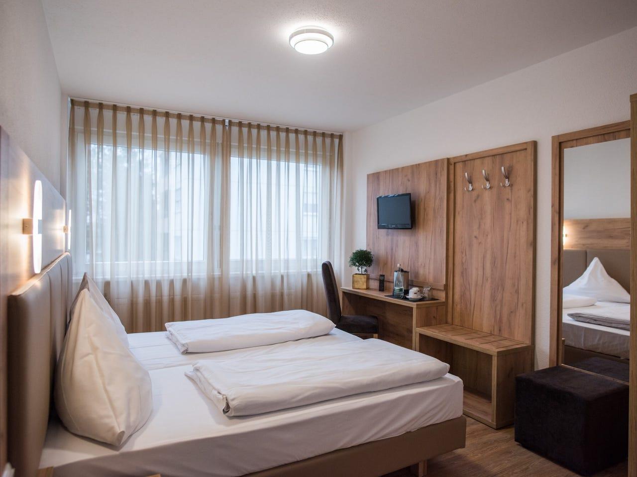 Hotel Leo เอกเกนชไตน์-เลโอโพลด์สฮาเฟน ภายนอก รูปภาพ